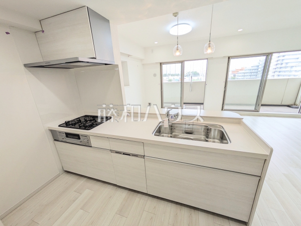 ≪キッチン≫ご家族の様子がわかり、会話も楽しめる対面式システムキッチン【コスモ・ザ・パークス調布多摩川】　