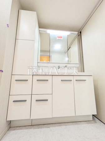 ≪洗面所≫三面鏡付きの洗面台。鏡の裏にも収納があり、歯ブラシや化粧品等もすっきり収納できます。【コスモ・ザ・パークス調布多摩川】　