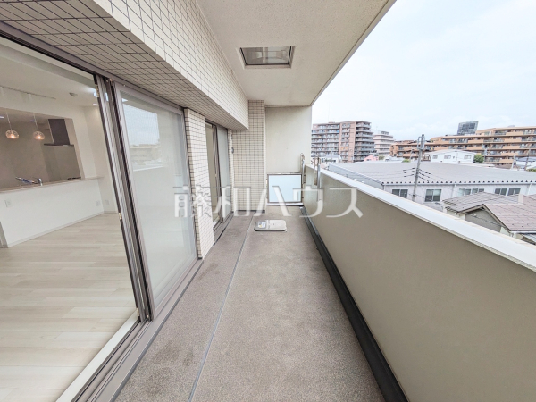 ≪バルコニー≫奥行きのある南西向きワイドバルコニーは洗濯物もたっぷり干せます♪　【コスモ・ザ・パークス調布多摩川】