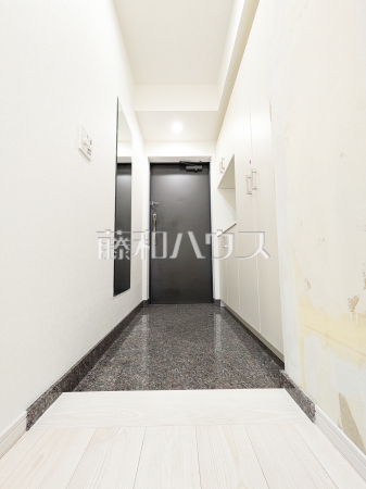 ≪玄関≫お出かけ前の『身だしなみチェック』にかかせない“姿見鏡”も完備されております♪【コスモ・ザ・パークス調布多摩川】