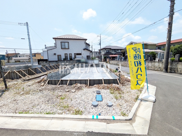 ≪1号棟　外観≫ 来客時や駐輪スペースとしても利用可能なカースペース2台可（車種による）のプラン。【府中市住吉町１丁目】