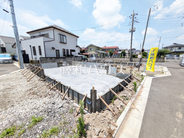 ≪2号地　外観≫大きなソファーを置いても圧迫感がない約18.75帖の広々LDKプラン。窓からは陽光をたっぷり採り込み、明るく快適な団らん空間となっております。【府中市住吉町１丁目】