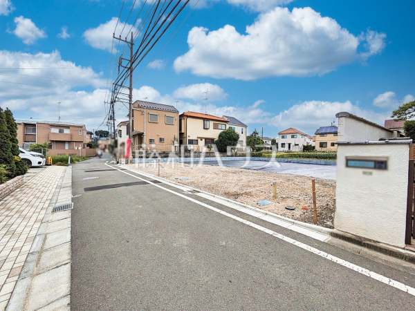 接道状況および現場風景　【西東京市下保谷３丁目】綺麗な整形地のため、思い描いているイメージをカタチにしやすい土地