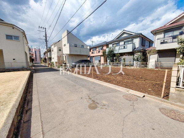 接道状況および現場風景　【新座市西堀２丁目】 建物のプレゼンをさせていただきますので、実際の完成イメージを思い描いていただくことができます。お気軽にお問合せ下さい。 