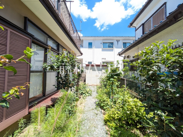 庭　【日野市神明４丁目】庭があることで遮るものが少なく、光や空気を取り込むことができます。また植物を置き、四季を感じる場所を手にすることができます。