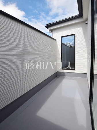 プライバシーが守られたバルコニーは、周囲の目線が気にならないのでお子様や女性が安心して暮らせます。
1号棟　バルコニー　【新座市西堀２丁目】