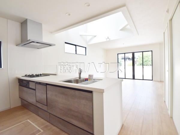 会話の弾む対面キッチンは自然とご家族の中心に。家族団らんの時間が増えることでしょう。
1号棟　キッチン　【新座市西堀２丁目】