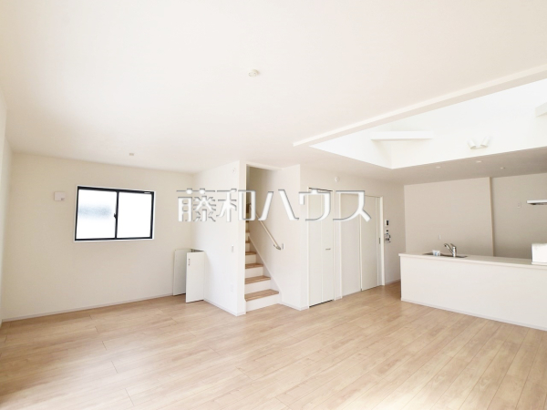 大きなソファーを置いても圧迫感がない21.2帖の広々LDK！
三面の窓からは陽光をたっぷり採り込み、明るく快適な団らん空間となっております。　
1号棟　リビング　【新座市西堀２丁目】