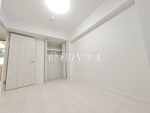 ≪居室≫木目が美しいウッディなフローリングの居室は、穏やかで心安らぐ空間となるでしょう。　【レーヴステージ府中緑町】