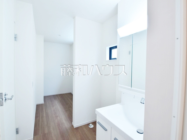 洗面室の隣には、収納力たっぷりのリネン庫があり、タオルや着替え等たくさん収納できます。
2号棟　洗面室　【新座市西堀２丁目】