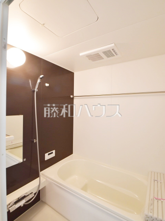 浴室は一日の疲れを癒してくれる場所です。空間自体も落ち着きのあるカラーで纏め、全体的にゆったりとした雰囲気を演出！一坪サイズのため、お子様と一緒に入浴頂ける十分な広さもございます。