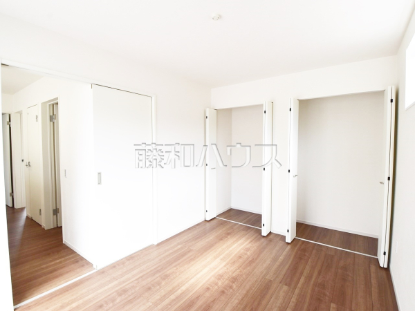 全居室に、しっかりとした大きさのクロゼットが備わって、お部屋がスッキリ片付きます。
2号棟　居室　【新座市西堀２丁目】