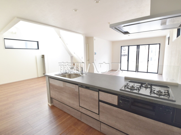 カウンターを設けた対面キッチンからはリビングの様子が見渡せます。
何気ない光景が光に満ちた幸せのひと時となる事でしょう。
2号棟　キッチン　【新座市西堀２丁目】