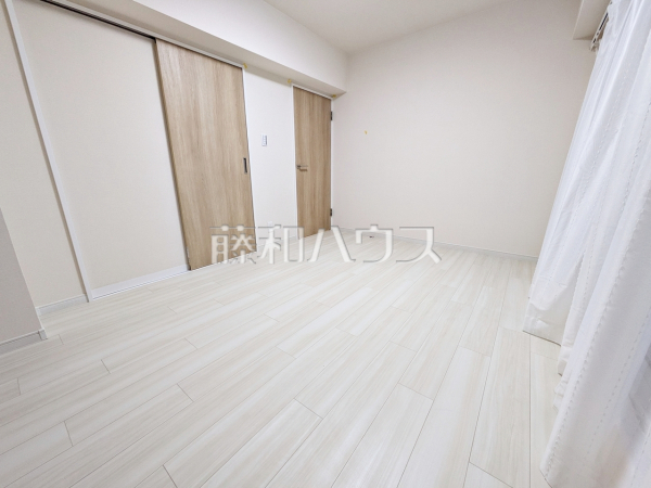 ≪居室≫木目が美しいウッディなフローリングの居室は、穏やかで心安らぐ空間となるでしょう。 　　【日商岩井方南町マンション】