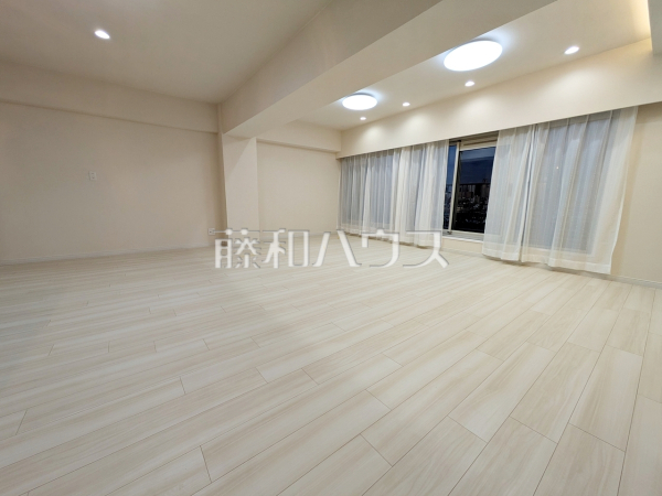 ≪リビング≫ ナチュラルな色を基調とした落ち着きのあるリビングダイニングは、リラックスできる癒し空間です。 　【日商岩井方南町マンション】