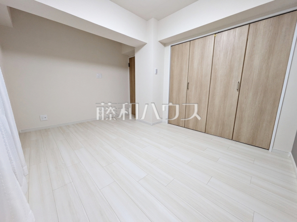 ≪居室≫ 各居室にはクローゼットを完備し、家具を置くスペースが確保しやすい設計がされております。 　【日商岩井方南町マンション】