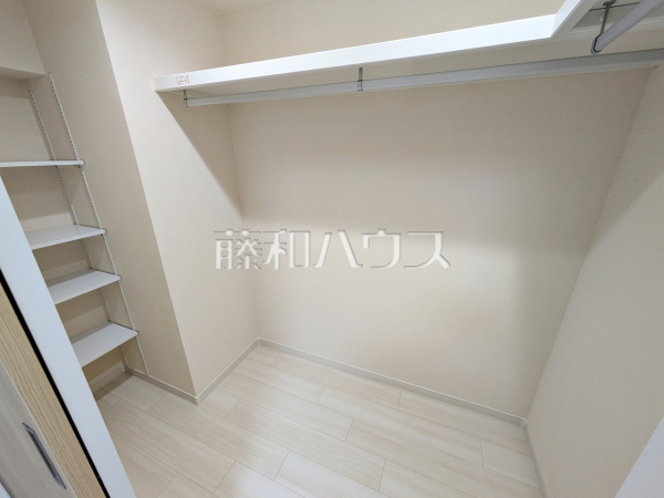 ≪ウォークインクローゼット≫収納力豊富なウォークインクローゼットで、バッグや小物類も片付きます　【日商岩井方南町マンション】