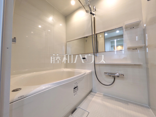 ≪浴室≫ 白を基調とした清潔感あふれるバスルームです 　【日商岩井方南町マンション】