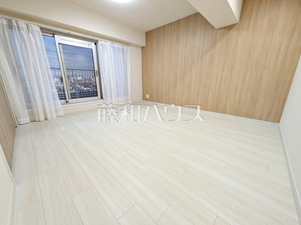 ≪居室≫木目が美しいウッディなフローリングの居室は、穏やかで心安らぐ空間となるでしょう。 　【日商岩井方南町マンション】