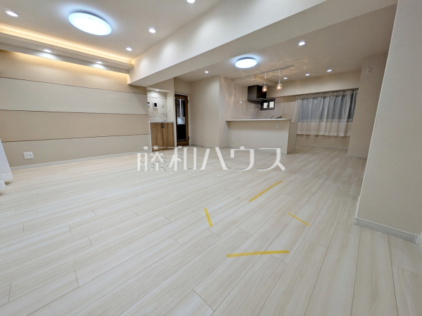 ≪リビング≫約20.3帖のゆったりリビング。家族でテーブルを囲む素敵な時間をお愉しみ下さい。 　【日商岩井方南町マンション】