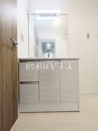 洗面室には三面鏡付きの洗面台。鏡の裏にも収納があり、歯ブラシや化粧品等もすっきり収納できて朝の準備がスムーズです　【練馬区西大泉１丁目】