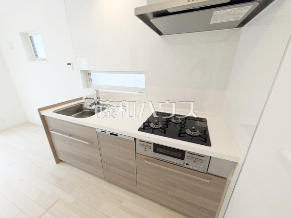 3口ガスコンロは複数の調理を一度に行うことができ、レンジフードは見た目もスッキリしていてお手入れがしやすいです。　【練馬区西大泉１丁目】