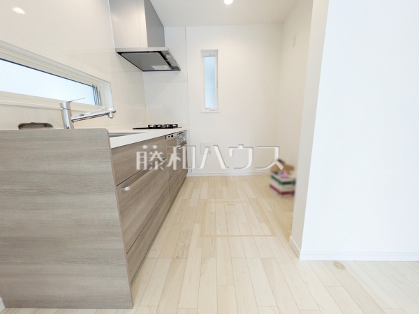 独立キッチンは、煙やにおい、音などを気にせずに料理が作れます。　【練馬区西大泉１丁目】