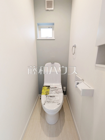 トイレはウォッシュレット付き、窓を設けた明るい空間で換気も可能　【練馬区西大泉１丁目】