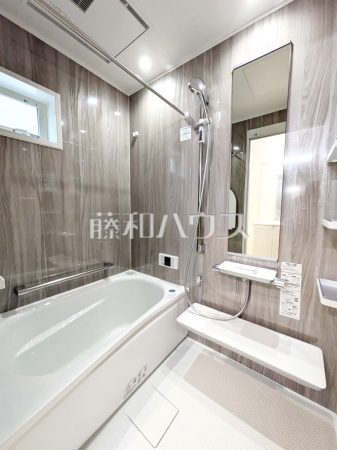 一日の疲れを癒してくれるバスルームは、ゆったりと半身浴をしながら読書を楽しんだりお子様と一緒に入浴したりと寛げる空間です。　【練馬区西大泉１丁目】