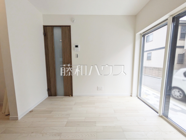 リビング　【練馬区西大泉１丁目】