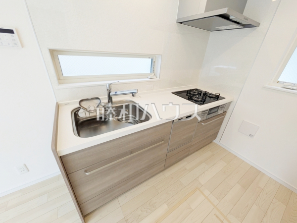 使いやすくスタイリッシュなシステムキッチンには、毎日お使いになる方の視点が存分に活かされています。　【練馬区西大泉１丁目】