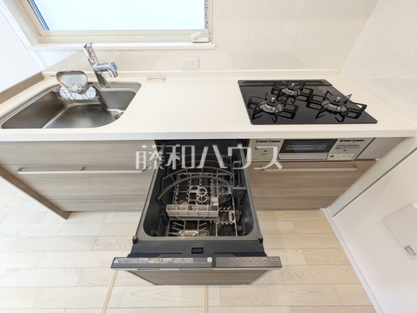 まとめ洗いができ、乾燥まで行ってくれる食器洗い乾燥機で食事の後片付けが楽になります。　【練馬区西大泉１丁目】