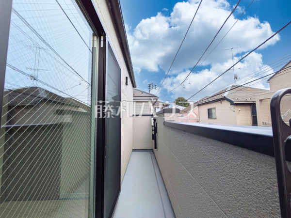 南向きのバルコニーは日差しもたっぷり注ぎ、お洗濯物もよく乾きます。　【練馬区西大泉１丁目】