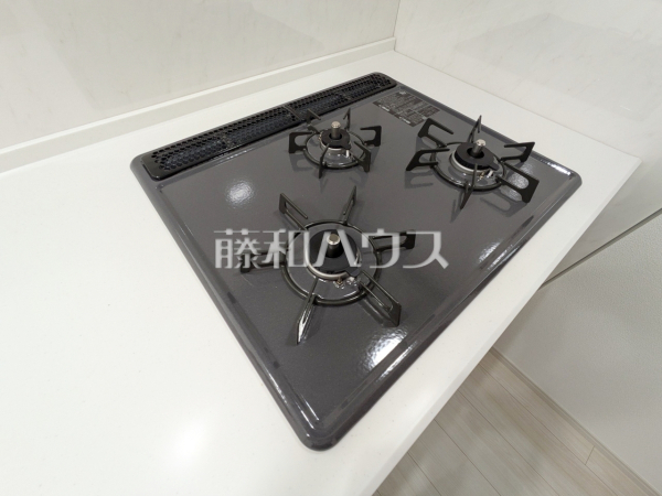 2号棟　キッチンコンロ　フラットな表面で汚れも拭きとりやすく、お掃除が簡単な3口ガラストップコンロ　【昭島市中神町２丁目】