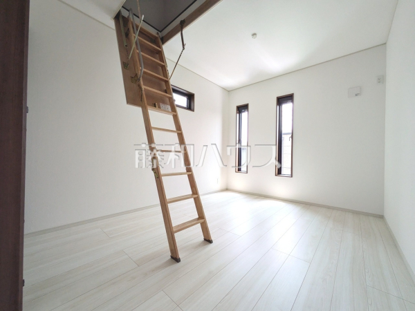 2号棟　居室　 木目が美しいウッディなフローリングの居室は、穏やかで心安らぐ空間となるでしょう。 【昭島市中神町２丁目】