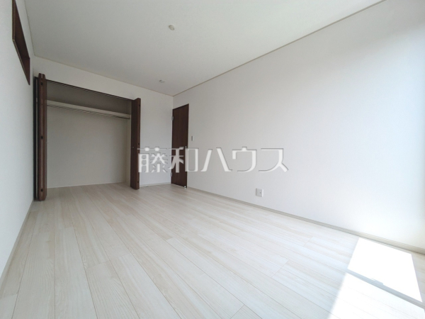 2号棟　居室　 各居室にはクローゼットを完備し、家具を置くスペースが確保しやすい設計がされております。 【昭島市中神町２丁目】