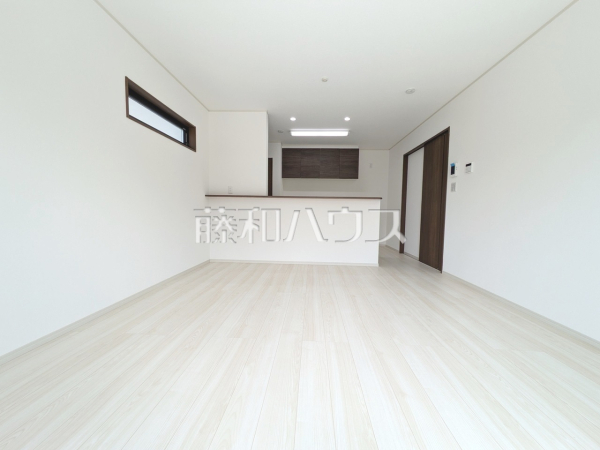 2号棟　リビング　 対面キッチンを採用したリビングは明るく開放感を主として設計しました。一日の中で一番長く家族が集まる場所だから機能性と利便性を重視しました。 【昭島市中神町２丁目】