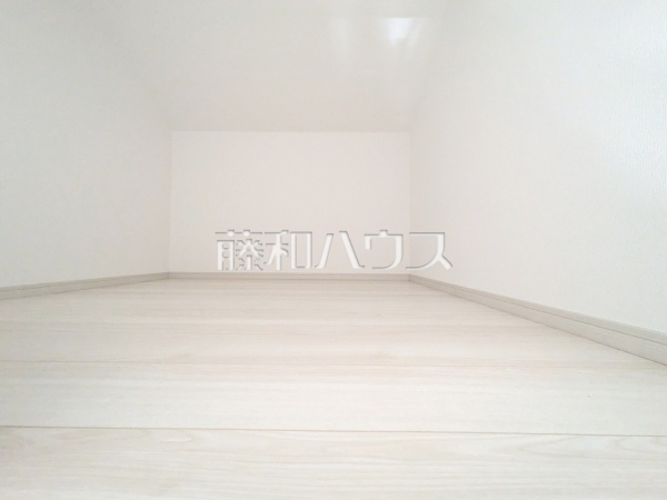 2号棟　小屋裏収納　固定階段式小屋裏収納は、季節物やスーツケース等かさばる物の収納に役立ちます。【昭島市中神町２丁目】