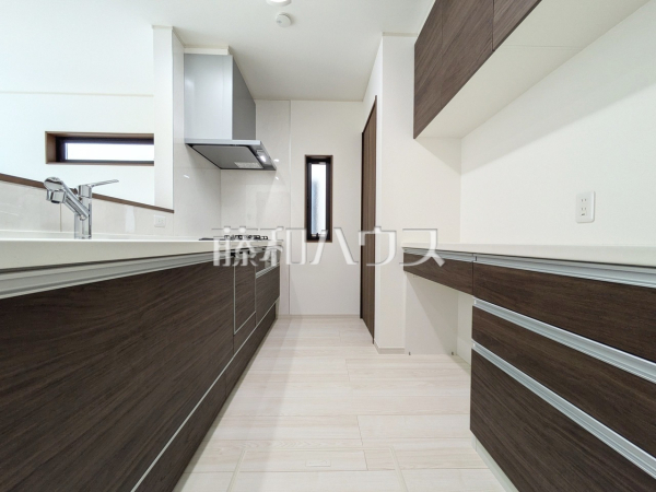 2号棟　キッチン　 家事をしながらご家族との会話も楽しめる対面キッチン 　【昭島市中神町２丁目】