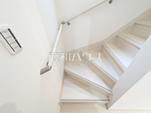 2号棟　階段　 平日のご案内も可能です。まずはお気軽にお問合せ下さいませ。 【昭島市中神町２丁目】