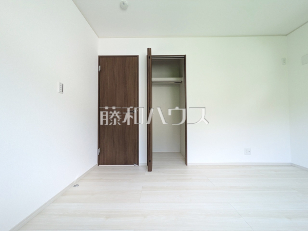 2号棟　居室　幼い頃のたくさんの想い出が詰まった実家の部屋。それは特別な場所としていつまでも心に残っています。いつかこの部屋が子供たちにとってのそのような場所になるのかな？【昭島市中神町２丁目】