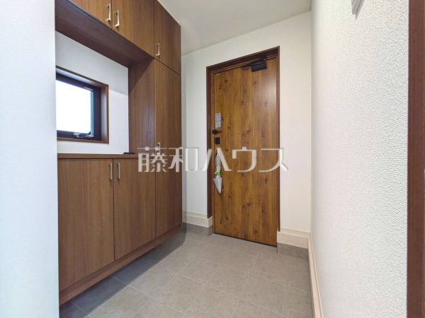 2号棟　玄関　  ゆとりある広さのホールと明るい玄関は、ご家族皆様もお客様もいつでも気持ちよく迎えてくれます。  【昭島市中神町２丁目】