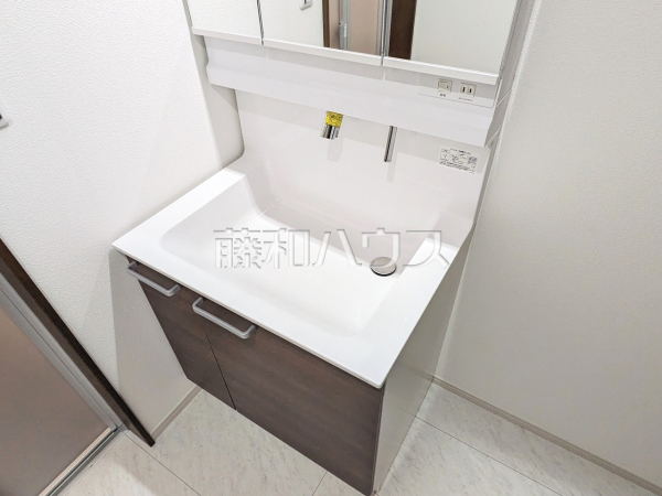 2号棟　洗面台　 洗面ボウルは広々平らな底面なので付け置き洗い等できます。深さがあるので水も飛び散らず使い勝手便利です。 【昭島市中神町２丁目】