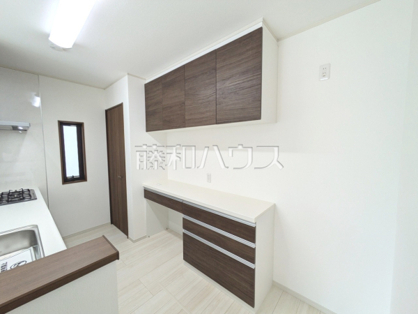 2号棟　キッチン　大きな鍋類から小物類まで、さらに包丁や調味料まで収まる大容量のキッチン収納【昭島市中神町２丁目】