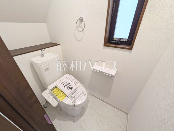 2号棟　トイレ　各階のトイレにはウォシュレットと収納完備！　【昭島市中神町２丁目】