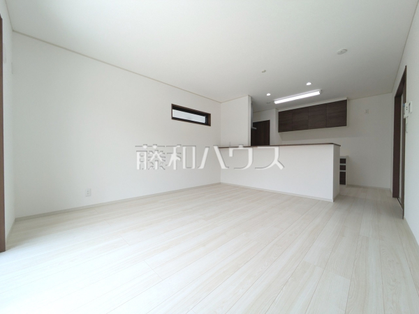 2号棟　リビング　家族の存在を近くに感じ、心安らぐこの空間はいつも心地よく、気が付けば楽しい一日が終わろうとしている、そんな憩いのリビングです。【昭島市中神町２丁目】