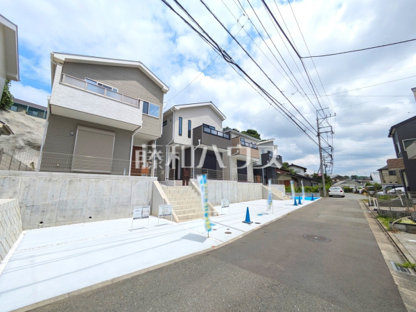 接道状況および現場風景　 ご家族ぞれぞれの思い出と、どこまでも広がる空を独り占め！晴れ渡った青空の袂に、暖かな光に包まれ四季折々の風を感じる、幸せの空間がここに。 【昭島市中神町２丁目】