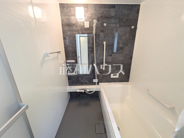 2号棟　浴室　 一日の疲れを癒す、優しい色合いのバスルーム 【昭島市中神町２丁目】