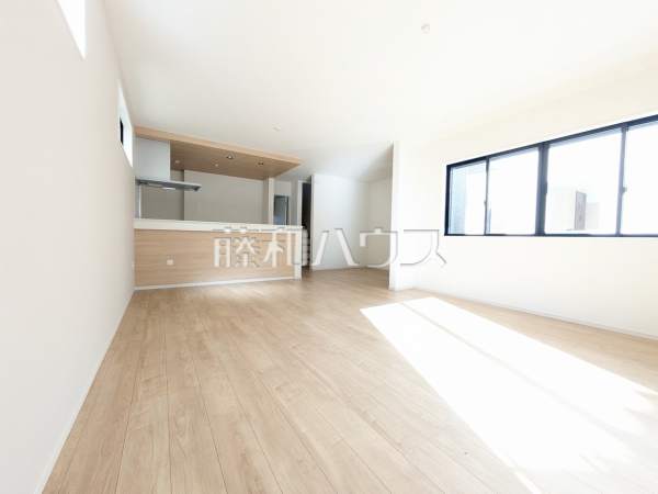 LDKには大きな窓が施され、明るさと通風を確保した快適な空間です。　【和光市新倉２丁目】