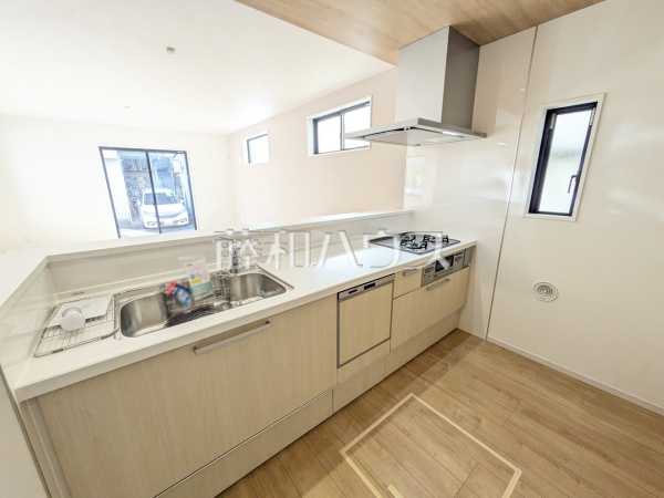 使いやすくスタイリッシュなシステムキッチンには、毎日お使いになる方の視点が存分に活かされています。 　【和光市新倉２丁目】